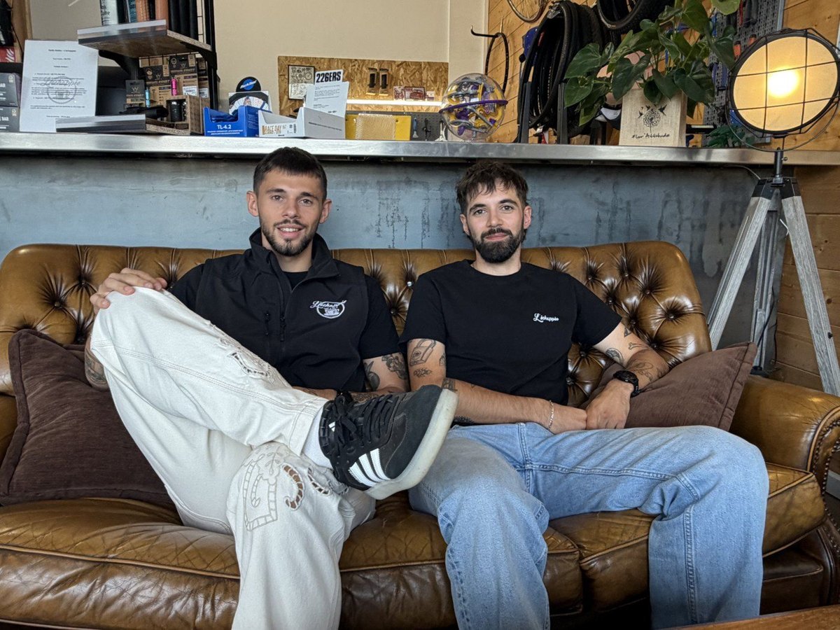 Luca et David, fondateurs de L’Échappée à Douvaine, dans leur coin salon